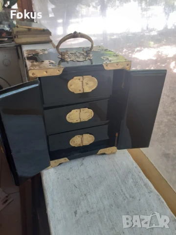 Стара лакова кутия за бижута с интарзии от седеф - Красота, снимка 3 - Антикварни и старинни предмети - 51276467