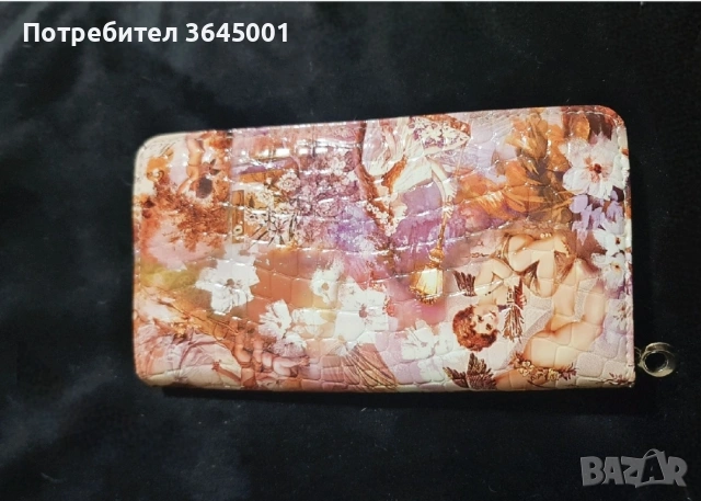 Луксозен и красив голям портфейл от супер качествен изкуствен лак с херувими и амурчета.Нов 