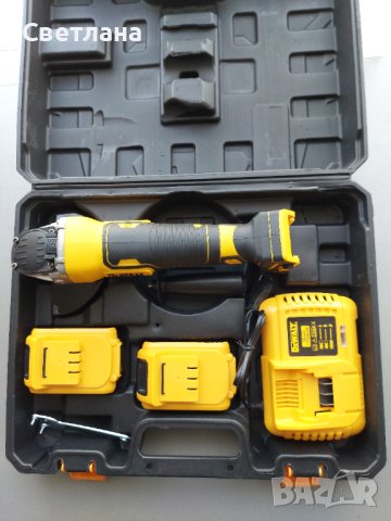 Акумулаторният ъглошлайф DeWALT DCG413 36V