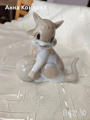 Порцеланова фигура на котка