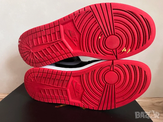 ОРИГИНАЛНИ Nike Air Jordan 1 mid в размер EUR42, снимка 6 - Маратонки - 52718225