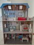 Дървена къща за кукли с кукли и аксесоари  Barbie, снимка 1 - Кукли - 43908519