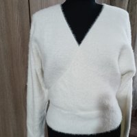 Бяла пухена блуза , снимка 2 - Блузи с дълъг ръкав и пуловери - 43347603