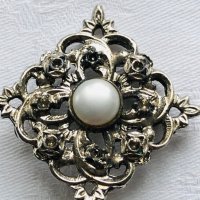 Прекрасна брошка с перла, снимка 1 - Бижутерийни комплекти - 27332968