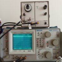 Честотен спектрален анализатор с трекинг генератор и осцилоскоп Tektronix, снимка 1 - Друга електроника - 42716935