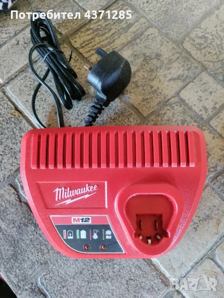 Milwaukee M12 зарядно, снимка 1