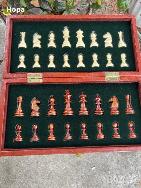Шах в кожена кутия с дървени фигури + магнит , снимка 1