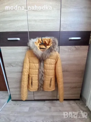 Жълто яке с качулка