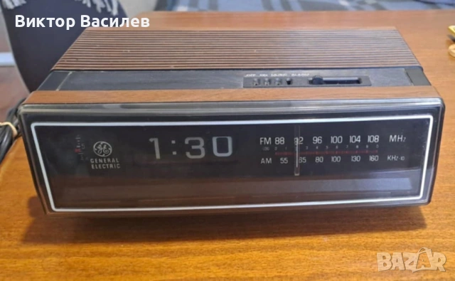 Американски ретро радио часовник General Electric Flip clock