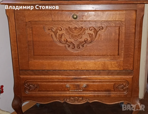 Дървен шкаф на колела (дърворезба)