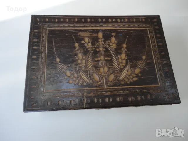 Старинна дървена кутия ковчеже с ключе дърворезба , снимка 3 - Антикварни и старинни предмети - 49633650