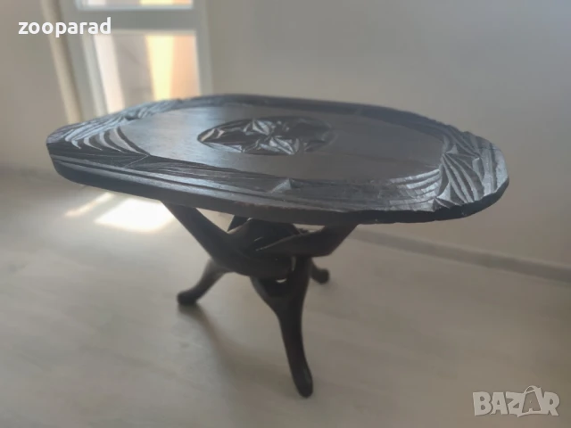 Африканска холна масичка с оригинални подвижни крачета. 