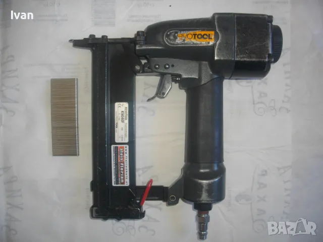 Немски Профи Пневматичен Дърводелски ТАКЕР за скоби 9-40мм REVOTOOL K9040F K90 Голям Масивен Отличен, снимка 5 - Други инструменти - 47518770