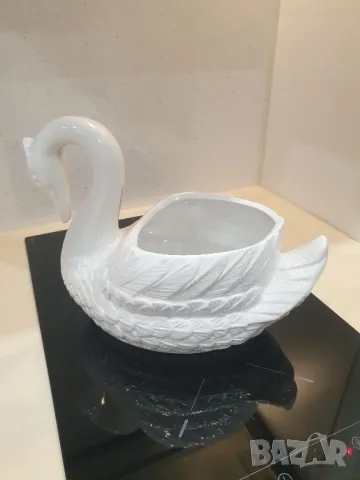 Порцеланова фигура кашпа лебед
