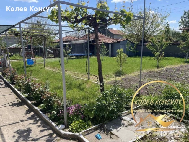 Двуетажна къща село Върбица, снимка 11 - Къщи - 53592983