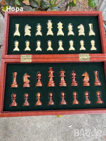 Шах в кожена кутия с дървени фигури + магнит 