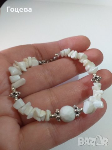 Прекрасна нежна гривна с бял кварц и бял Ахат и красиви орнаменти в цвят Сребро , снимка 2 - Гривни - 39794150