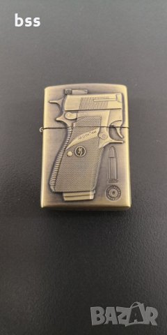 Бензинова запалка с релефна гравюра - дръжка на пистолет.