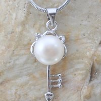 Колие  с бяла естествена перла *Ключ*, снимка 1 - Колиета, медальони, синджири - 32264136