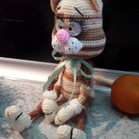 Котенце Мурзилка, Плетена играчка, Ръчно изработена, Перфектен подарък, снимка 4 - Плюшени играчки - 39335358