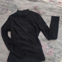 Дамска черна блуза, снимка 4 - Блузи с дълъг ръкав и пуловери - 44875156