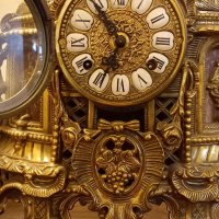 Масивен бронзов механичен часовник с два свещника петици, снимка 6 - Декорация за дома - 38791362