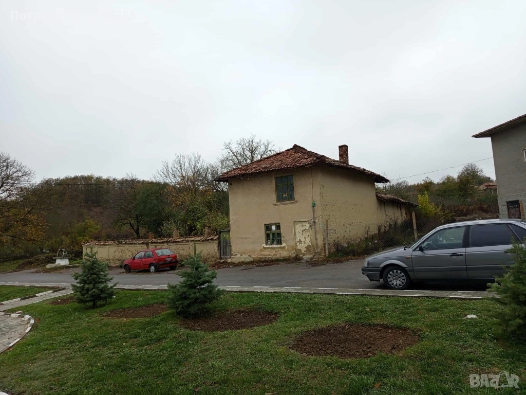 Двуетажна къща на ЦЕНТЪРА на с.Сушина + сайвант и плевня върху 1.5 дка двор! , снимка 1