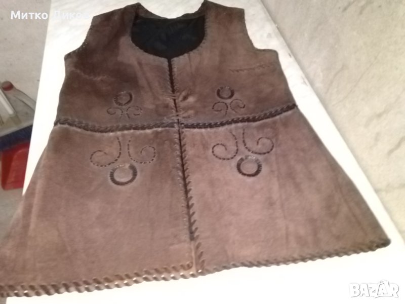 Велурен кожен елек от соца везан с народни мотиви на Иван Калчев село Бяла Варненско размер С, снимка 1