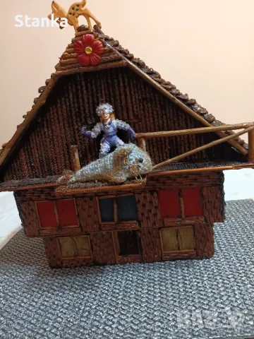 Дървена къщичка  от шишарки