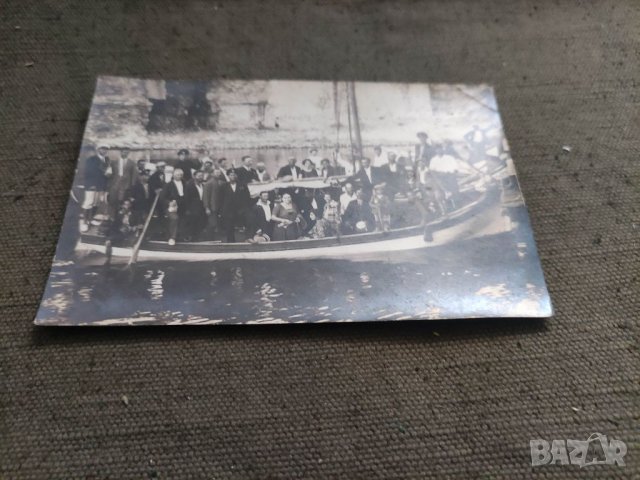 Продавам стара снимка Хора на лодки ,крепост, море