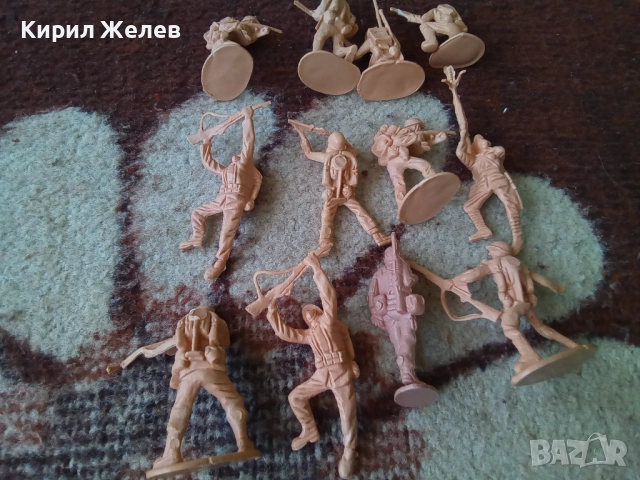 Войници пластмасови 12 броя 51739, снимка 7 - Колекции - 52105358