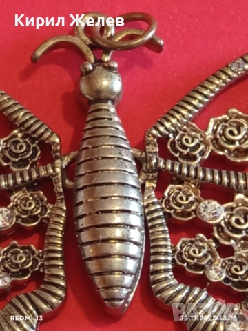 МЕДАЛЬОН с ФОРМА на ПЕПЕРУДА 🦋 в РЕТРО СТИЛ УКРАСЕН с МАЛКИ КРИСТАЛИ 51247, снимка 3 - Колиета, медальони, синджири - 52501942