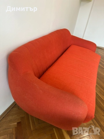 Стилен червен диван, снимка 2 - Дивани и мека мебел - 53120666