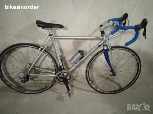 Шосеен бегач 28ц 8,5кг L размер , снимка 1