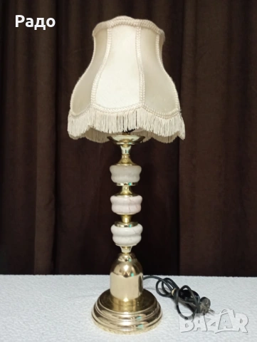 Голяма старинна красива лампа