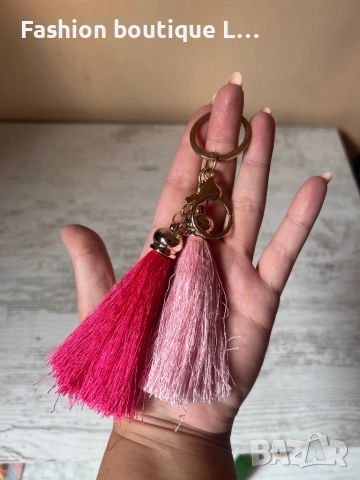 Аксесоар за чанта или ключове с два пискюла в розов и цикламен цвят и златна халка за закачане 🩷💖
