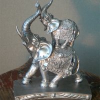Продавам красива и стара статуетка със слонове., снимка 1 - Статуетки - 33338593
