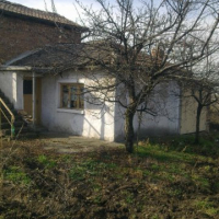 Двуетажна масивна къща с. Кочево, община Садово, снимка 3 - Къщи - 36541891