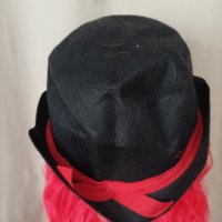Черна шапка с огнено червена дълга перука , снимка 4 - Аксесоари за коса - 37412911