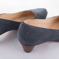 Тъмносиви дамски велурени обувки марка Clarks , снимка 5 - Дамски обувки на ток - 28156719