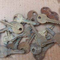 комплект от 20 броя стари ключове - бронзови , снимка 6 - Антикварни и старинни предмети - 36978522