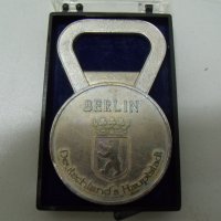 № 6869 стара германска метална отварачка BERLIN  - с кутийка, снимка 2 - Други ценни предмети - 39896734