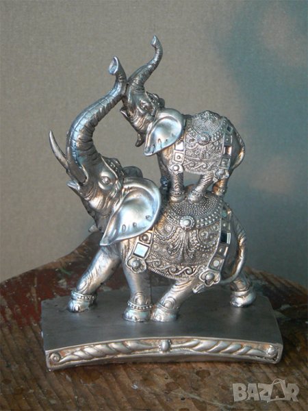 Продавам красива и стара статуетка със слонове., снимка 1