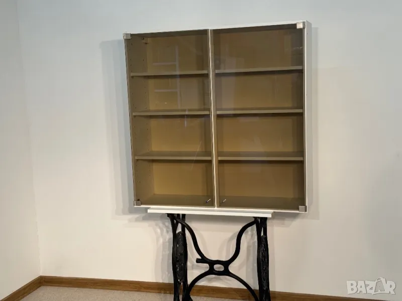 Витрина със стъклени вратички, снимка 1