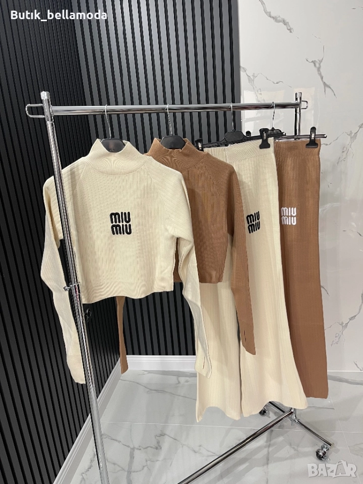 Дамски сет с бродирано лого мио, снимка 1