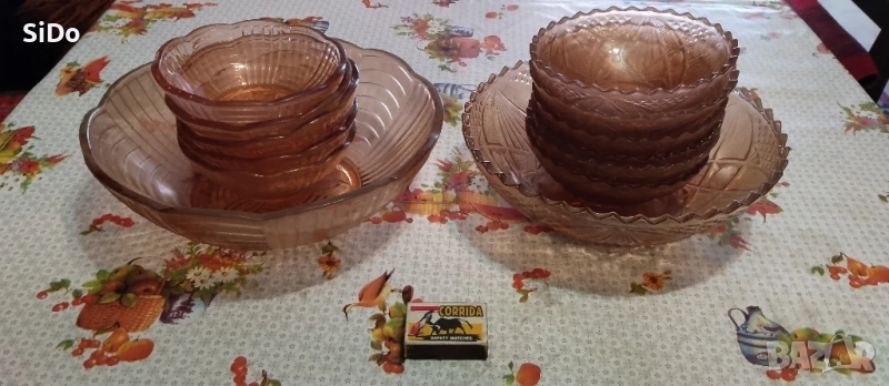 2 различни комплекта "Купа с 5-6 малки купички от кафяво стъкло, снимка 1