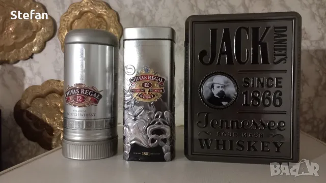Метални кутии от уиски