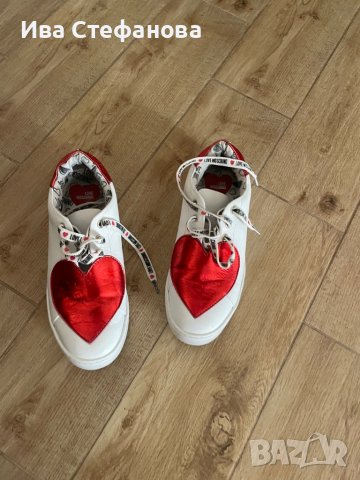 Love Moschino, Кожени спортни обувки със сърцевидна апликация, Бял/Червен, снимка 17 - Дамски ежедневни обувки - 34741732