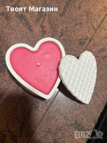 Ръчно изработен Подарък Сърце от Акрилна Смола със Соев Восък – Бяло със Златист акцент, снимка 3 - Ръчно изработени сувенири - 52908214