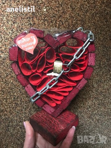 Сърце ,заключено с катинарче за влюбени